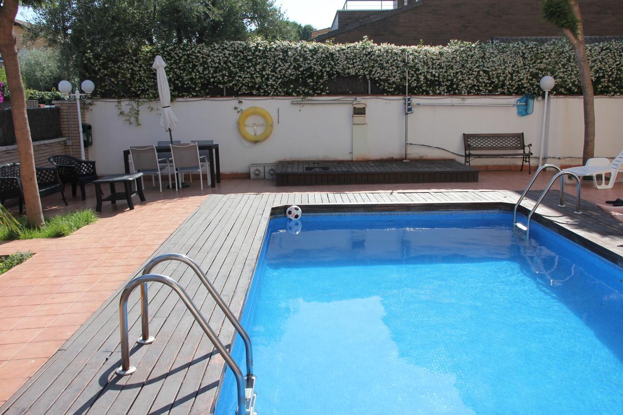 Apartamentos Caru Castelldefels Kültér fotó